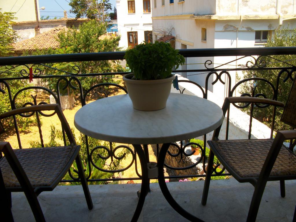 Jasmine'S Guest House Карловаси Стая снимка