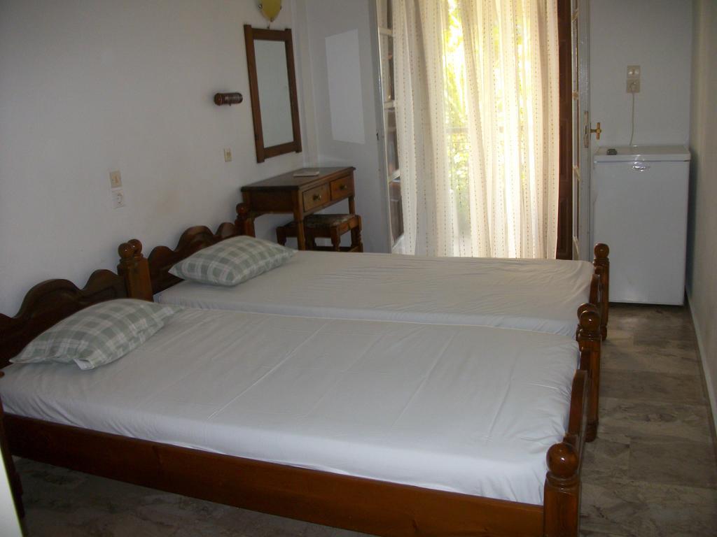 Jasmine'S Guest House Карловаси Стая снимка